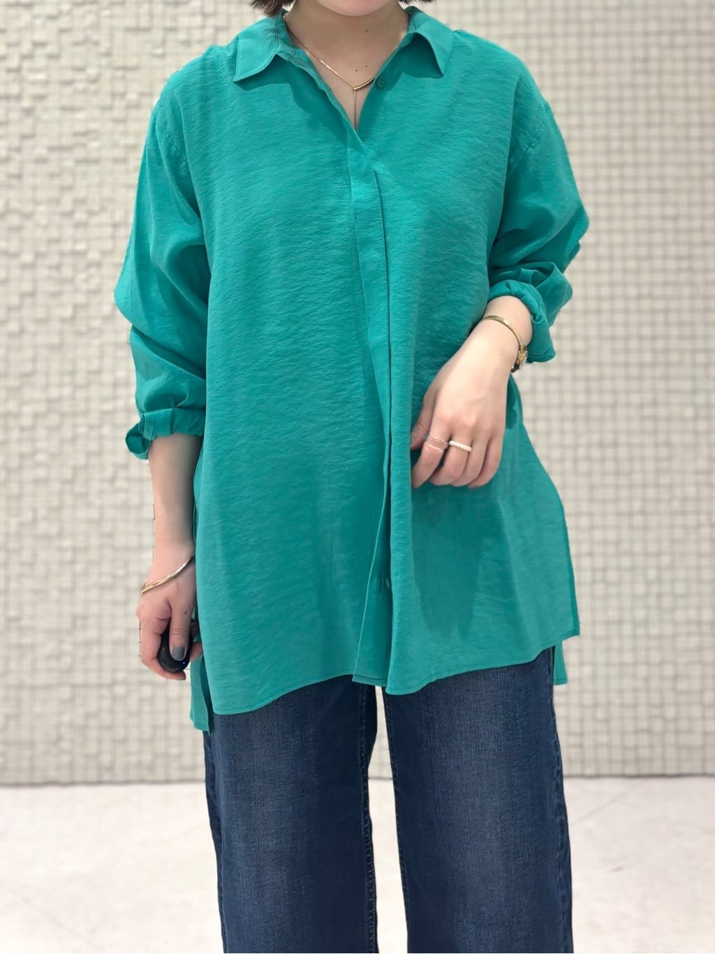 sakuさんの「INDIVI｜【体型カバー／清涼感】シアーオーバーシャツ」を使ったコーディネート