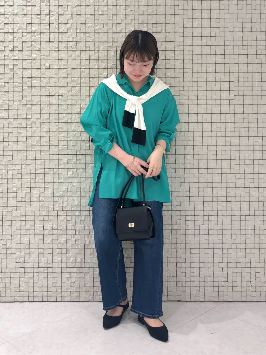 sakuさんの「INDIVI｜【体型カバー／清涼感】シアーオーバーシャツ」を使ったコーディネート