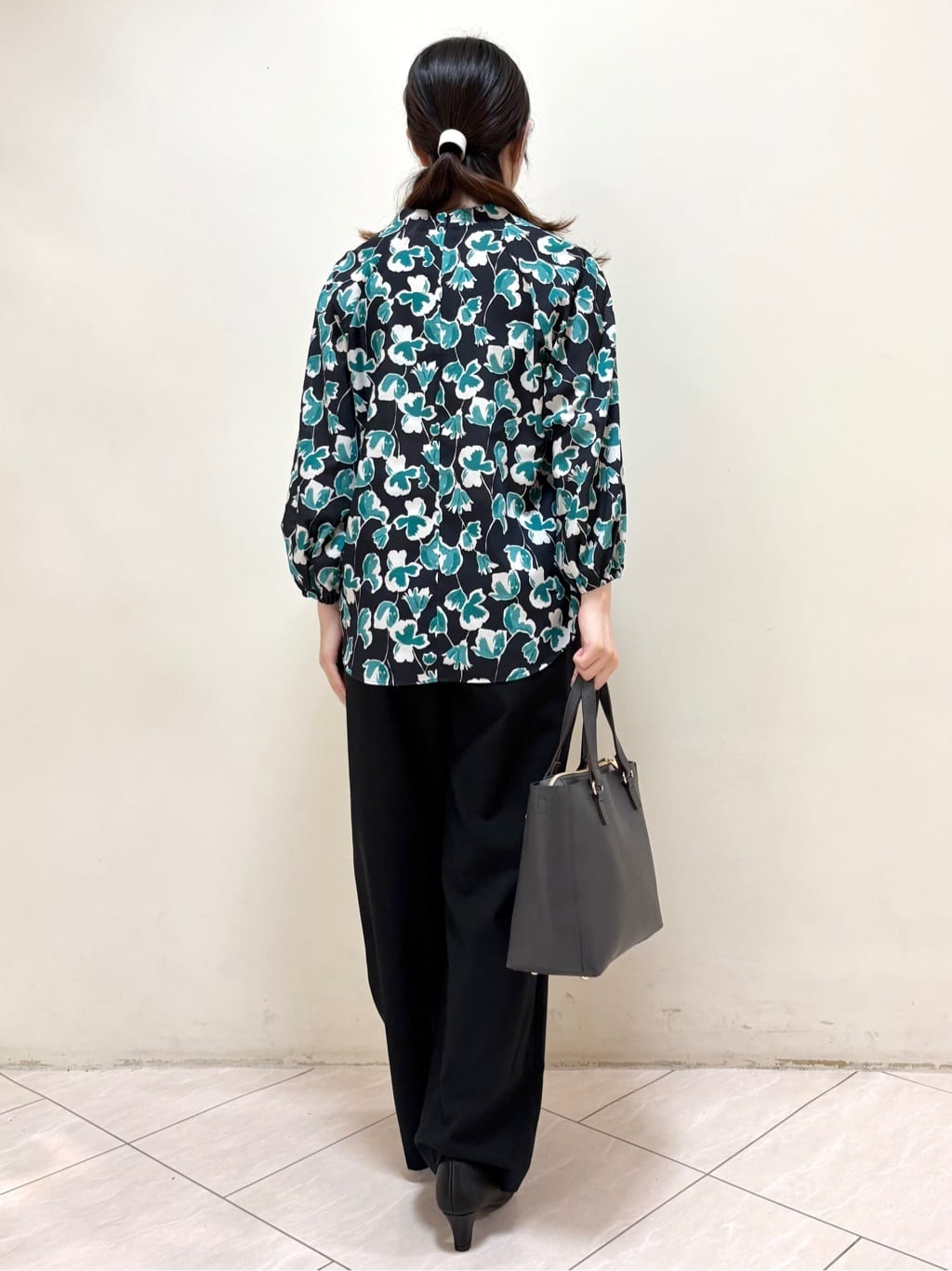 mikiさんの「Reflect｜【ジャケットのインナーにおすすめ◎】花柄タックデザインブブラウス」を使ったコーディネート