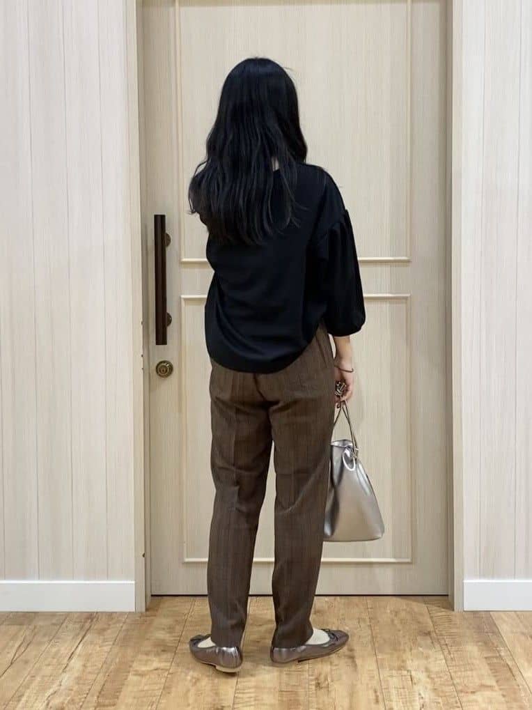 ERIさんの「SHOO･LA･RUE｜【2点セット/7分袖】大人のきれい見え お袖タック入りアクセ付きトップス」を使ったコーディネート
