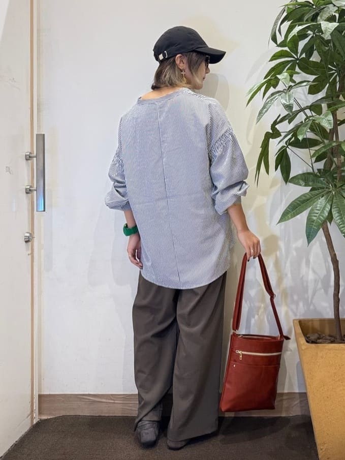misakiさんの「SHOO･LA･RUE｜【洗濯後しわになりにくい/吸水速乾/UVカット】着こなしで雰囲気いろいろ　お袖シャーリングシャツ」を使ったコーディネート