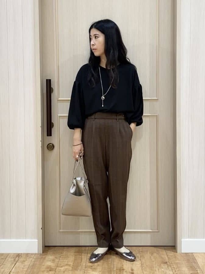 ERIさんの「SHOO･LA･RUE｜【2点セット/7分袖】大人のきれい見え お袖タック入りアクセ付きトップス」を使ったコーディネート