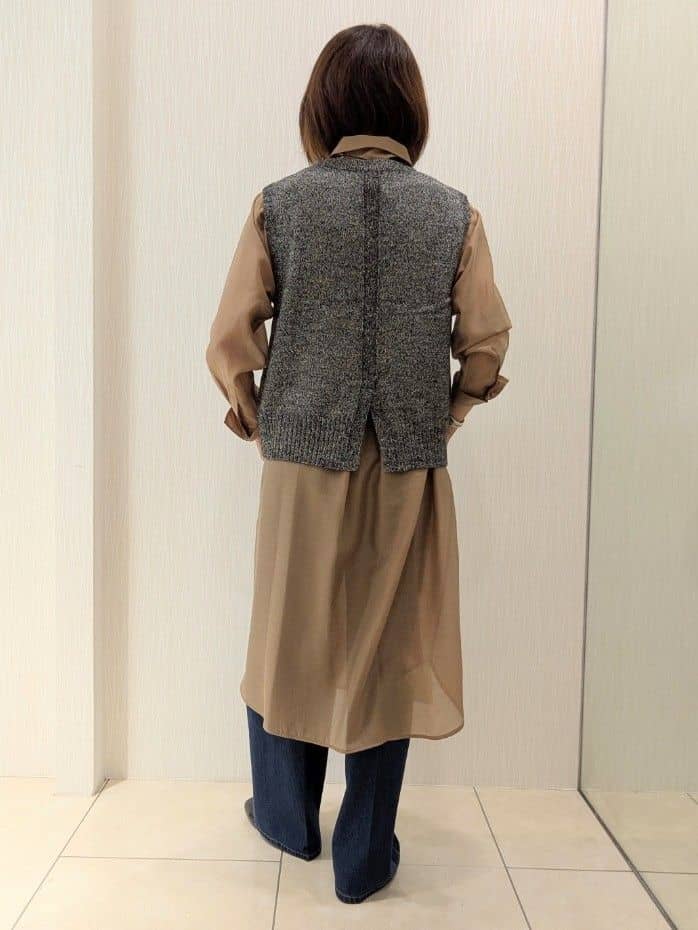 u-macoさんの「UNTITLED｜【重ね着レイヤードに】杢調ニットベスト」を使ったコーディネート