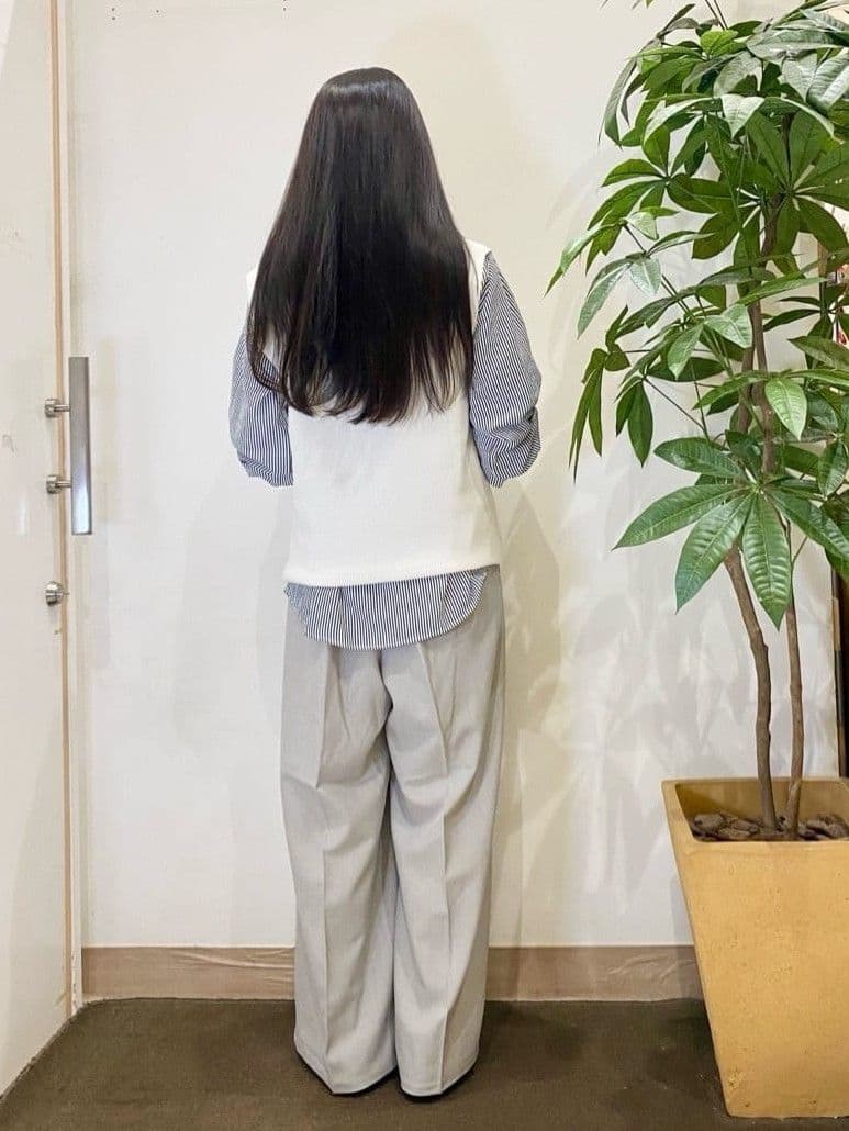 AYUMIさんの「SHOO･LA･RUE｜【S-LL】ゴールドボタンが上品 大人のニットベスト」を使ったコーディネート