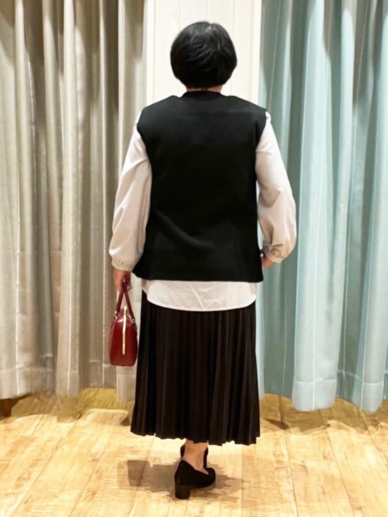 あやさんの「SHOO･LA･RUE｜【着丈選べる】きれいめにもカジュアルにも レザー調プリーツスカート」を使ったコーディネート