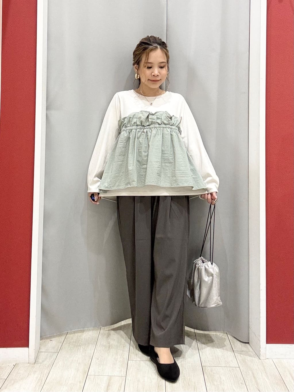 shioさんの「SHOO･LA･RUE｜【洗濯機可/S-LL】1枚で華やか フリルドッキングトップス」を使ったコーディネート