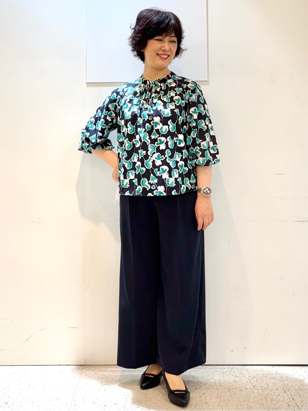 ヤスコさんの「Reflect｜【ジャケットのインナーにおすすめ◎】花柄タックデザインブブラウス」を使ったコーディネート