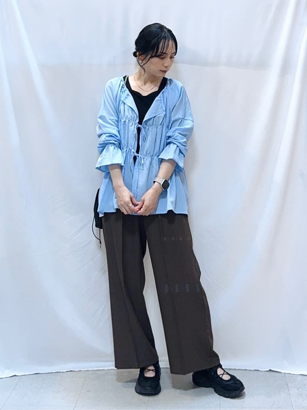 𝐇𝐢𝐫𝐨𝐦𝐢さんの「SHOO･LA･RUE｜シャーリングデザインブラウス」を使ったコーディネート