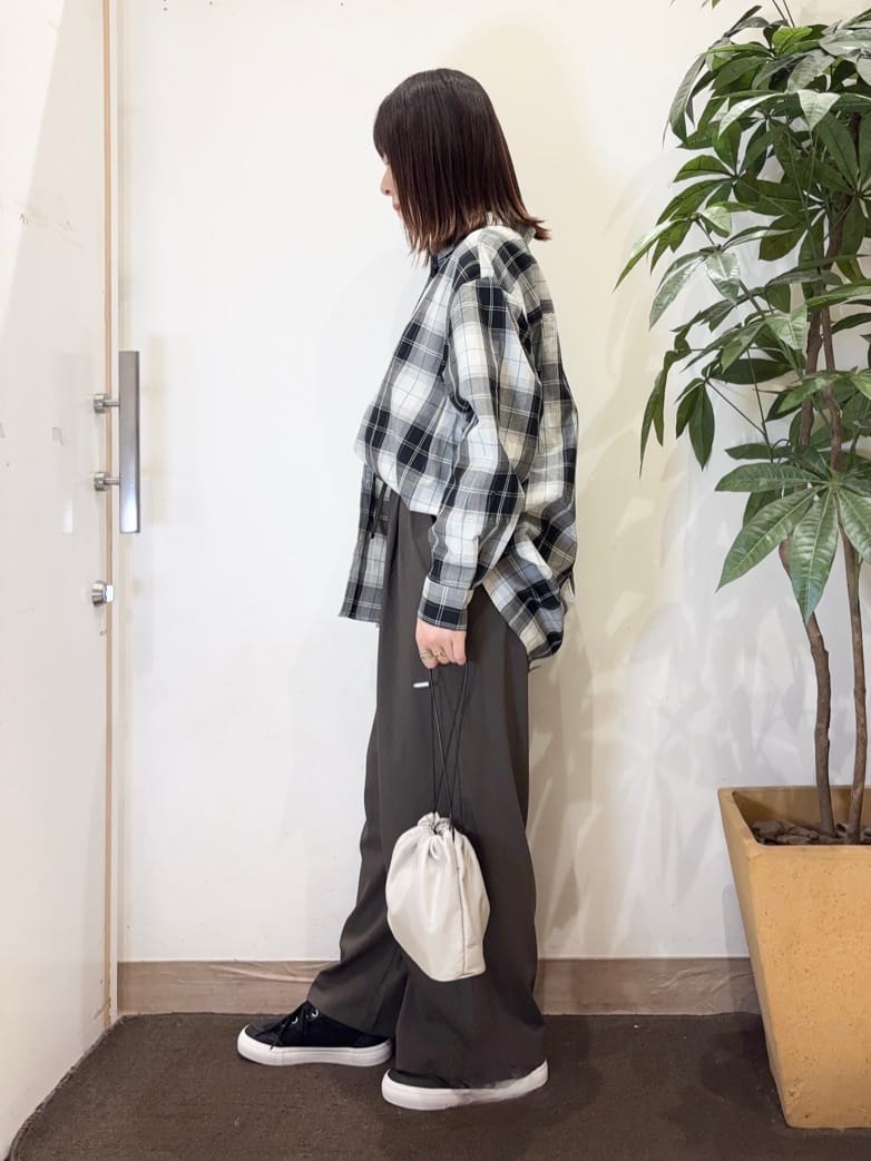 宗形さんの「SHOO･LA･RUE｜【着丈選べる/S-LL】触れる度ひんやり ゆるきれい イージーワイドパンツ」を使ったコーディネート