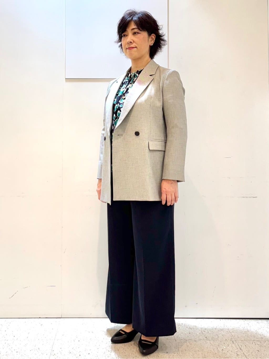 ヤスコさんの「Reflect｜【ジャケットのインナーにおすすめ◎】花柄タックデザインブブラウス」を使ったコーディネート
