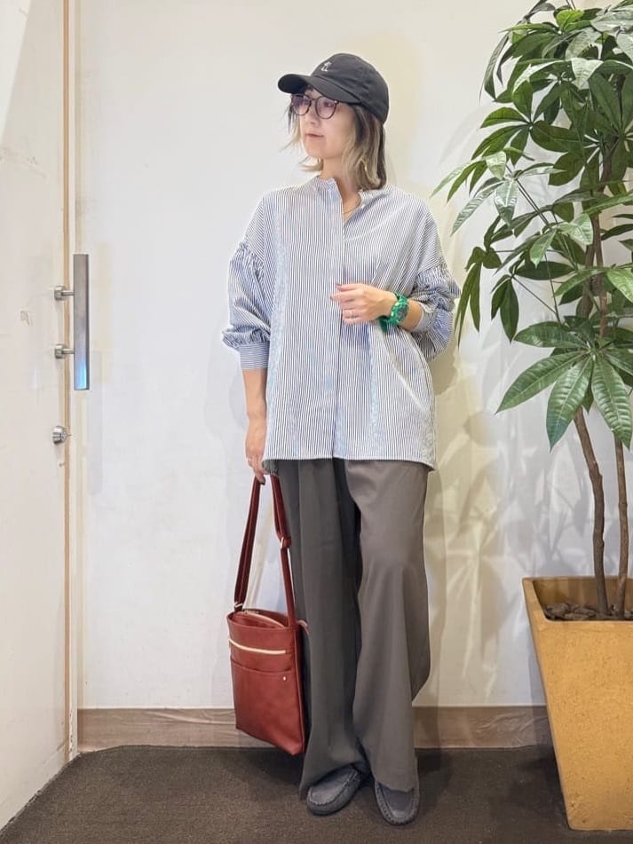 misakiさんの「SHOO･LA･RUE｜【洗濯後しわになりにくい/吸水速乾/UVカット】着こなしで雰囲気いろいろ　お袖シャーリングシャツ」を使ったコーディネート