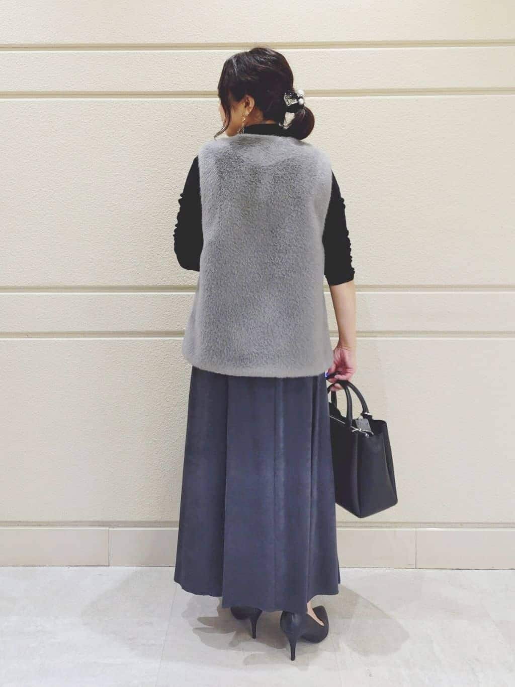 TOMOMIさんの「INDIVI｜【UVケア／セットアップ可能】スエード調サテンスカート」を使ったコーディネート