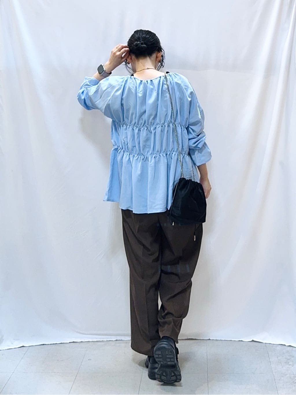 𝐇𝐢𝐫𝐨𝐦𝐢さんの「SHOO･LA･RUE｜シャーリングデザインブラウス」を使ったコーディネート