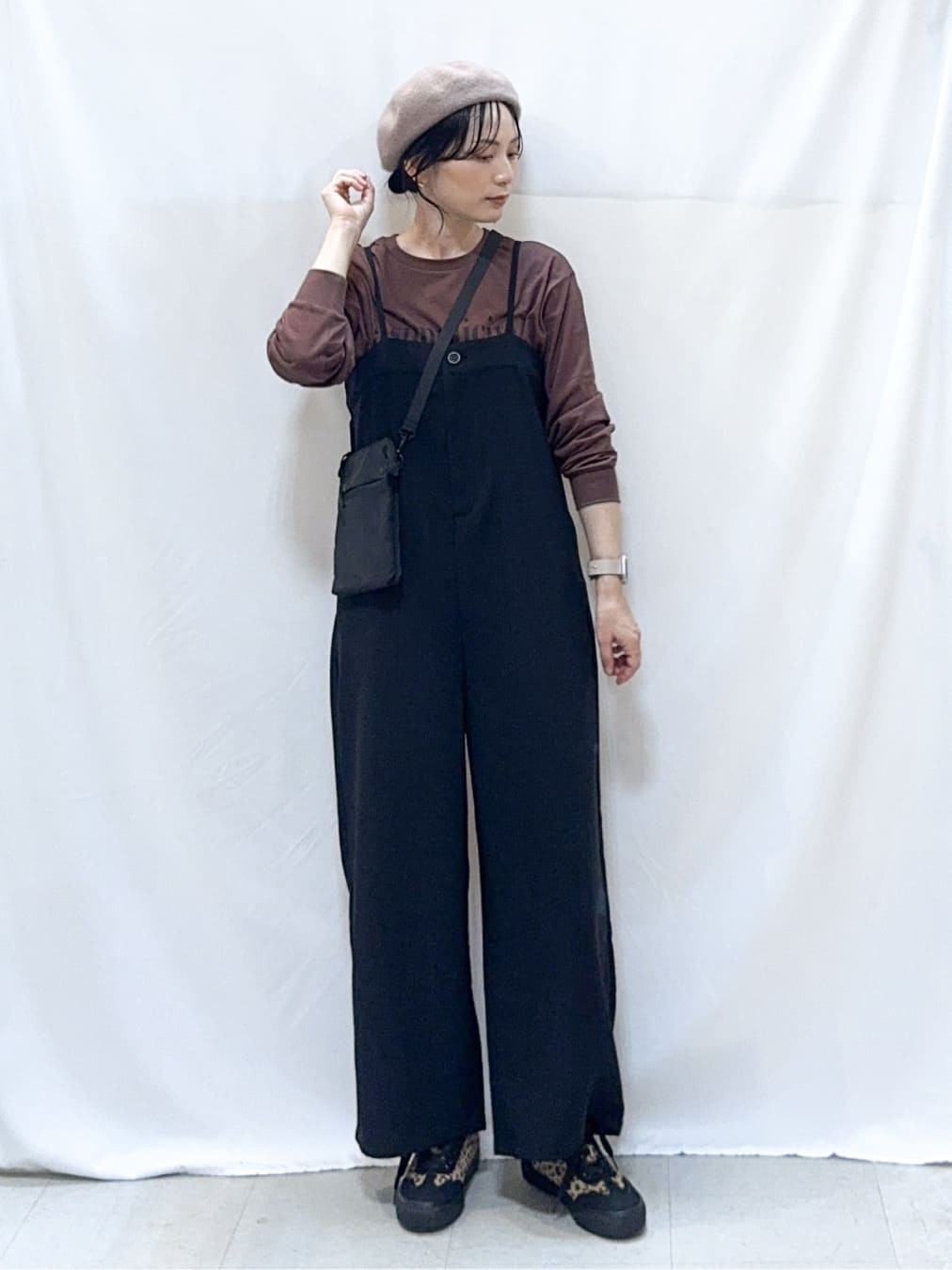 𝐇𝐢𝐫𝐨𝐦𝐢さんの「SHOO･LA･RUE｜【S-LL】大人カジュアルに ベアトップ風 キャミサロペット」を使ったコーディネート