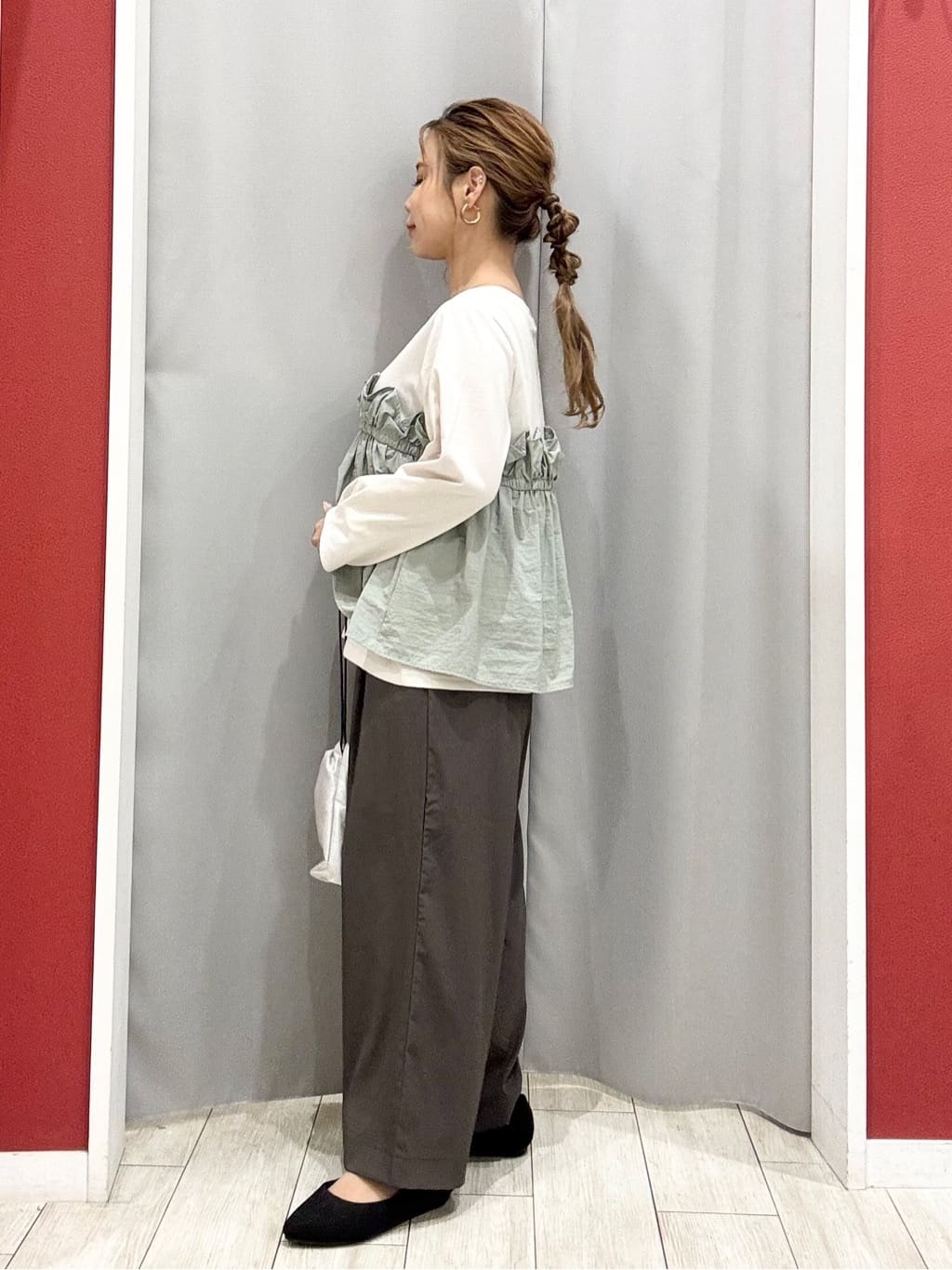 shioさんの「SHOO･LA･RUE｜【洗濯機可/S-LL】1枚で華やか フリルドッキングトップス」を使ったコーディネート