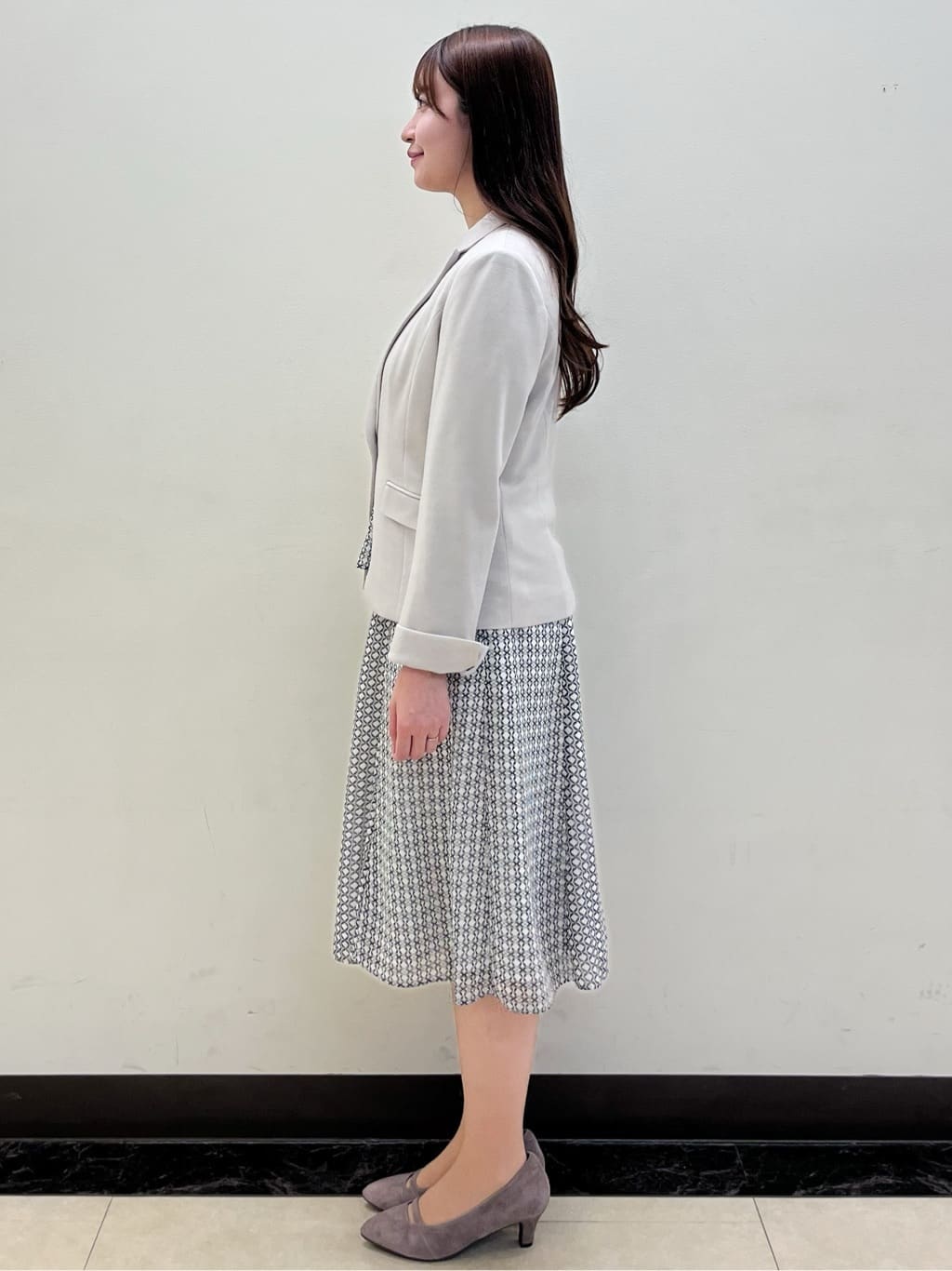 mikikoさんの「Reflect｜【きちんと見え／セットアップ可／通勤におすすめ◎】ペプラムプリントブラウス」を使ったコーディネート
