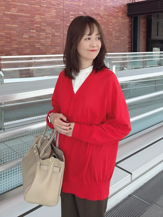 makiさんの「UNTITLED｜【1枚で着映え/オンオフ着回し】フリルサテンブラウス」を使ったコーディネート