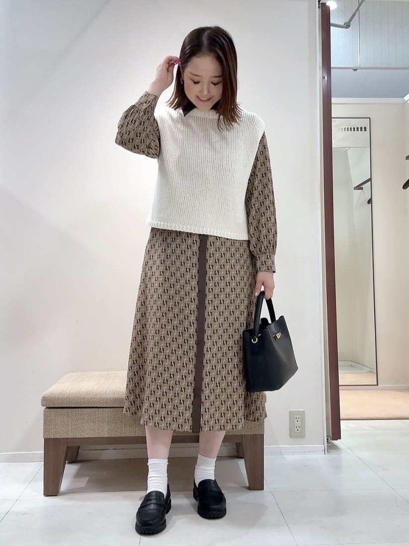 YUIさんの「UNTITLED｜【レイヤード/前ボタン】2WAYニットベスト」を使ったコーディネート