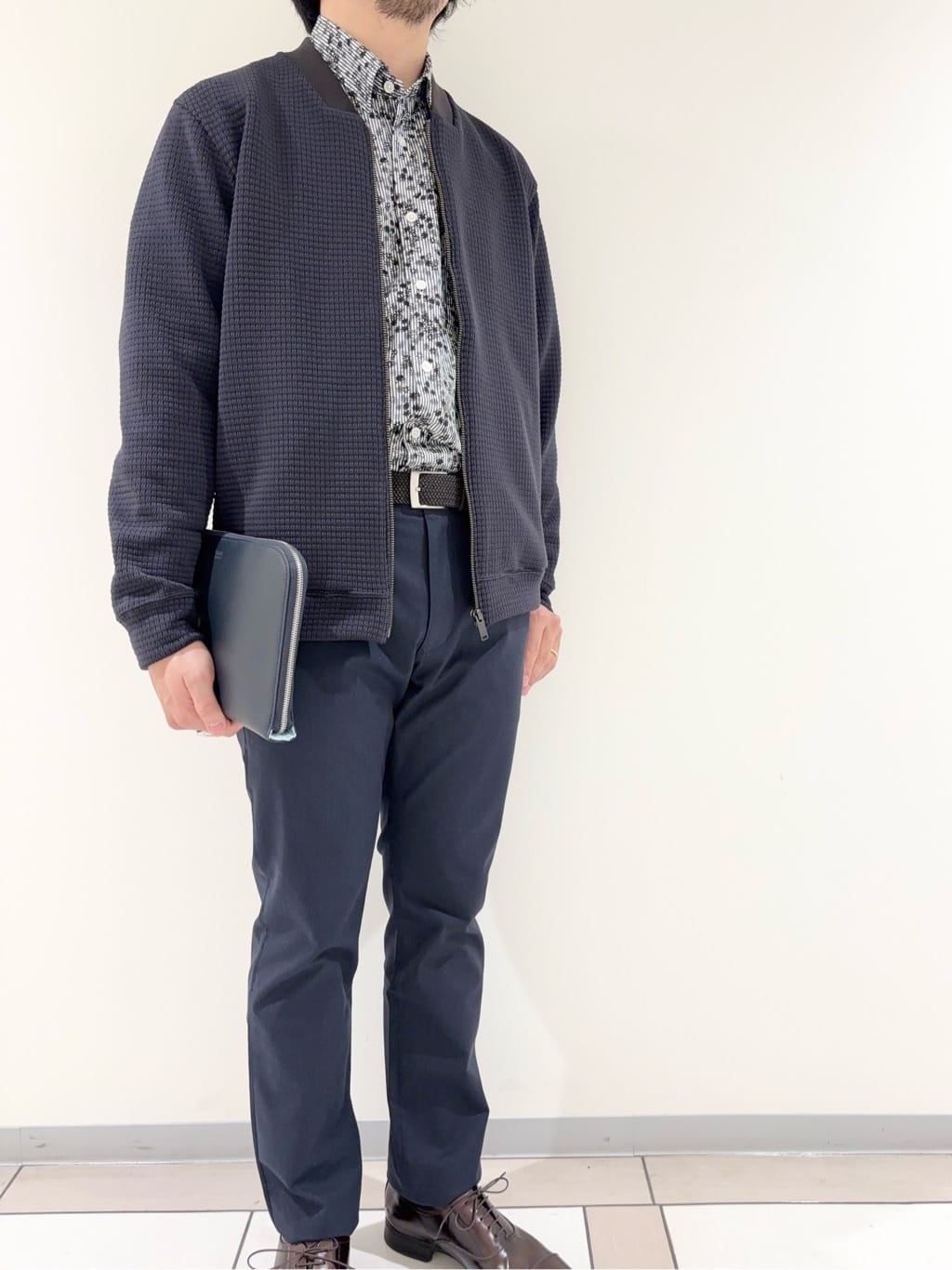 及川さんの「TAKEO KIKUCHI｜ストライプ小花 長袖シャツ」を使ったコーディネート