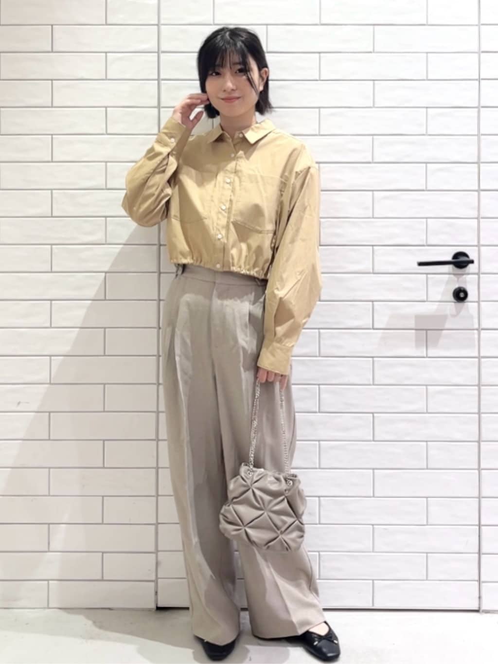 しおりさんの「OPAQUE.CLIP｜ドロストヘムショートシャツ【洗濯機OK】」を使ったコーディネート