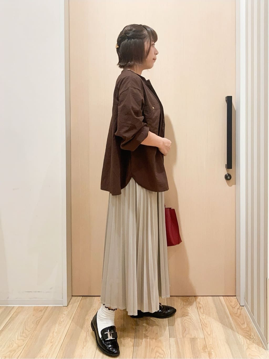 yocchiさんの「SHOO･LA･RUE｜【洗濯機可】羽織りにもなる ビックポケットVネックシャツ」を使ったコーディネート