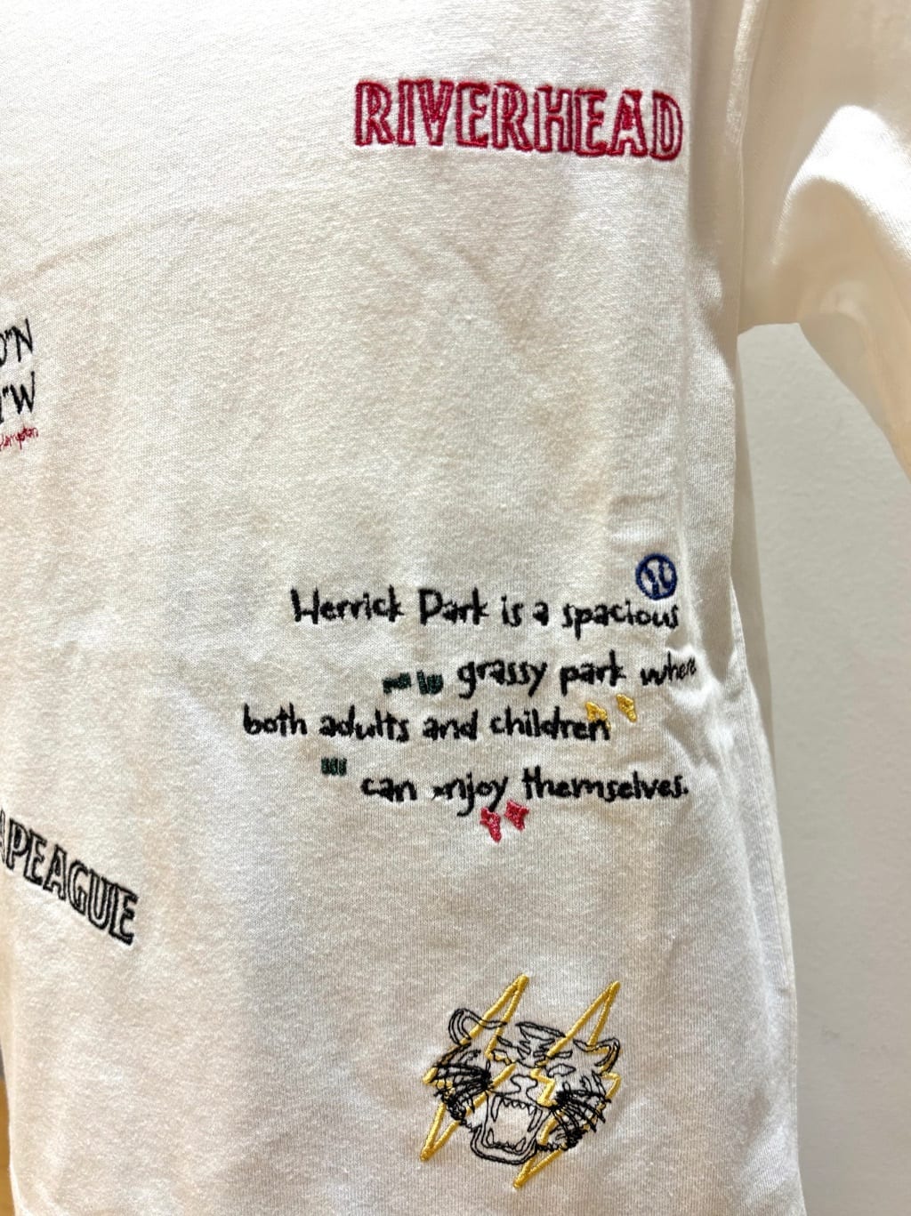 yumiさんの「Dessin｜【リンクコーデ/洗える】刺繍Tシャツ」を使ったコーディネート