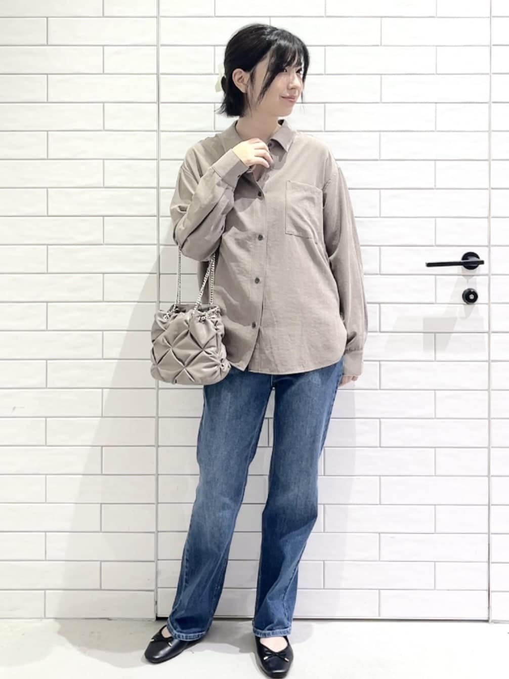 しおりさんの「OPAQUE.CLIP｜スエードライクシャツ【洗濯機OK】」を使ったコーディネート