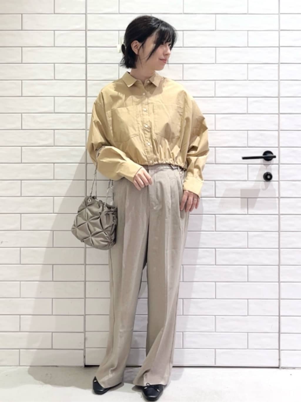 しおりさんの「OPAQUE.CLIP｜ドロストヘムショートシャツ【洗濯機OK】」を使ったコーディネート