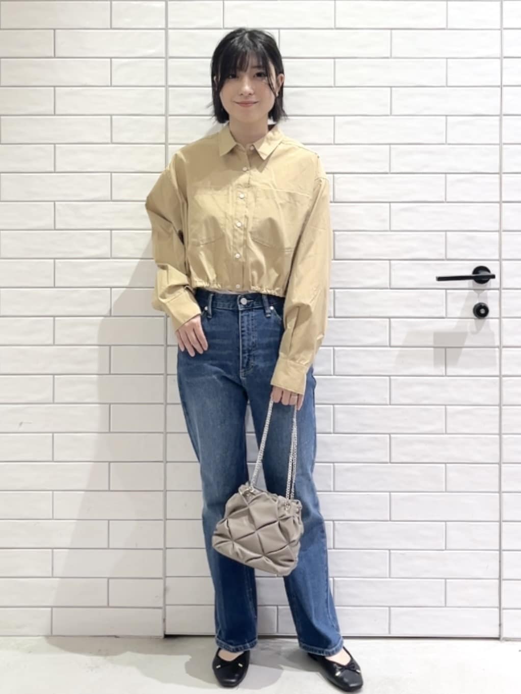 しおりさんの「OPAQUE.CLIP｜ドロストヘムショートシャツ【洗濯機OK】」を使ったコーディネート