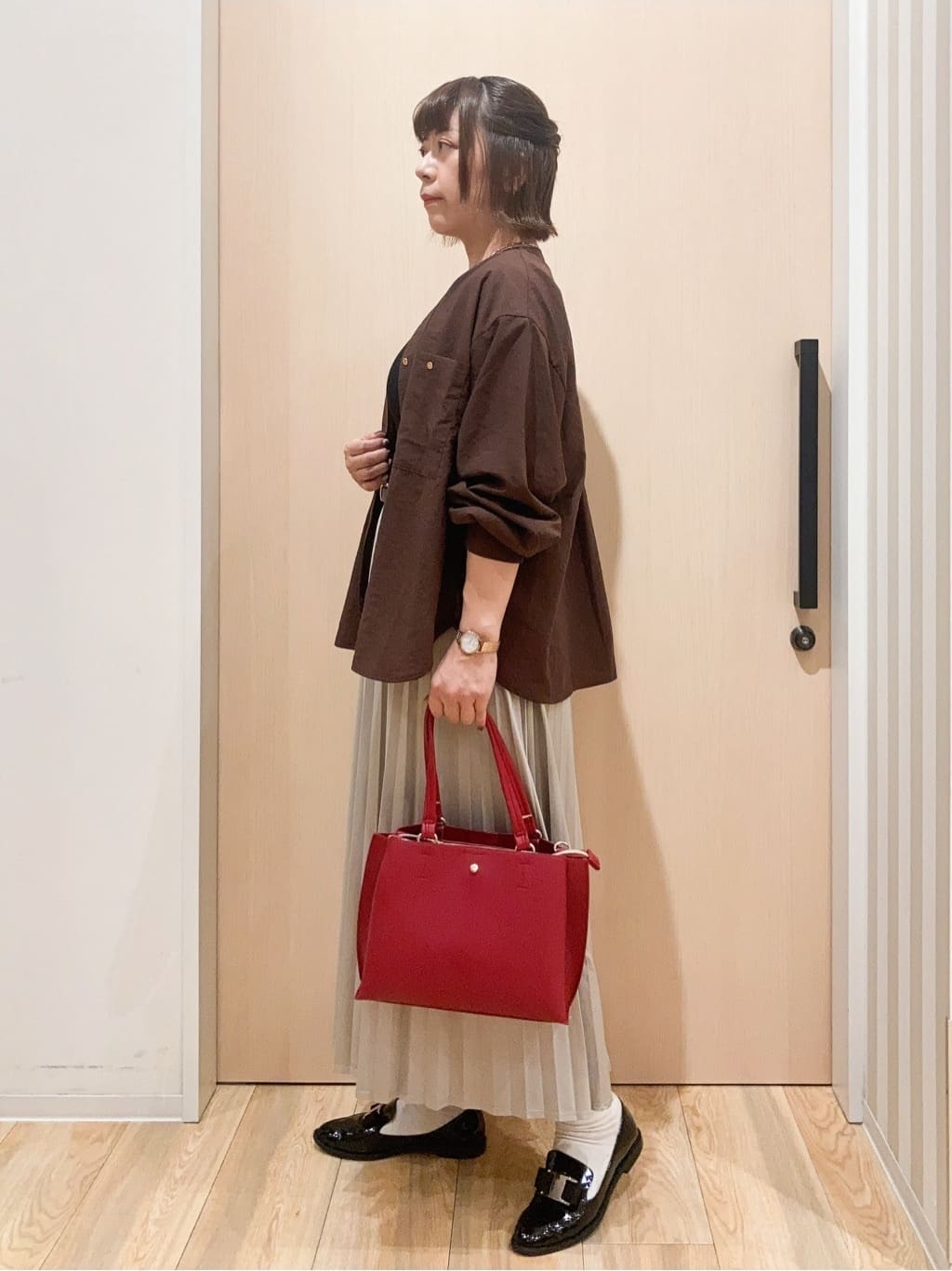yocchiさんの「SHOO･LA･RUE｜【洗濯機可】羽織りにもなる ビックポケットVネックシャツ」を使ったコーディネート