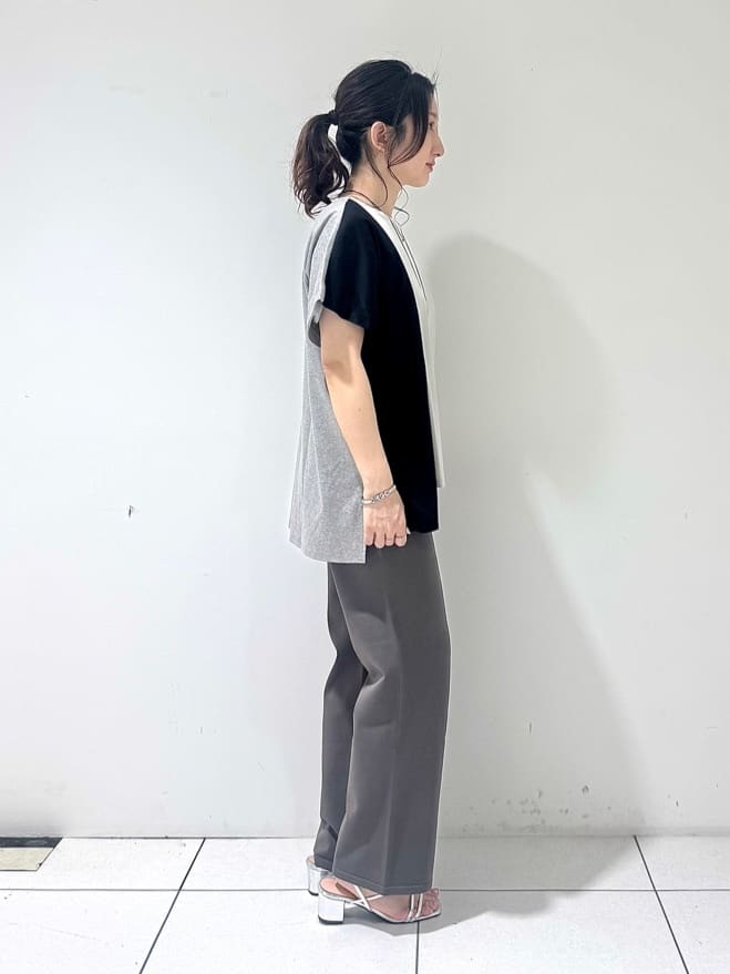 そんさんの「INDIVI｜【洗える／汗ジミ防止】バイカラー＆アシメヘム Tシャツ」を使ったコーディネート