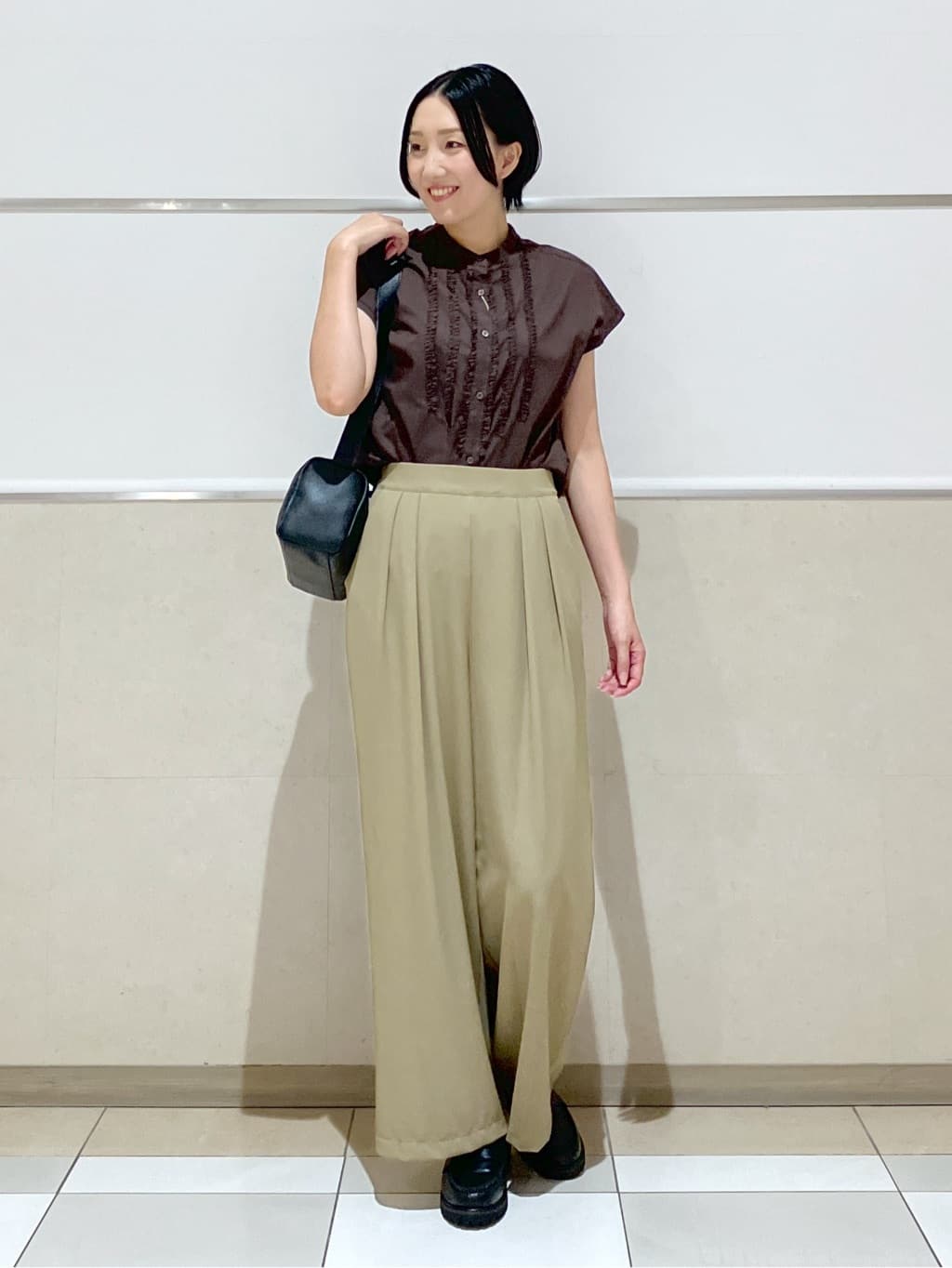 eriko さんの「Dessin｜【洗える】スタンドカラーフリルブラウス」を使ったコーディネート