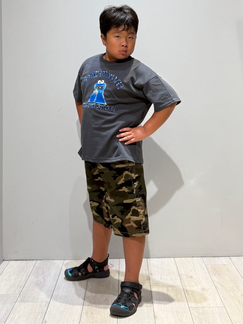 kuboさんの「THE SHOP TK｜【110-160】セサミストリートTシャツ／親子リンク」を使ったコーディネート