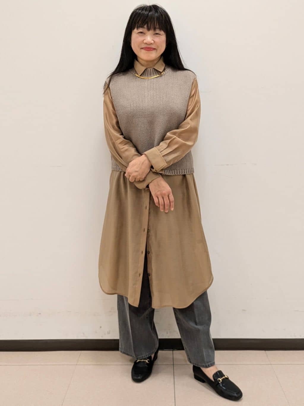ともさんの「UNTITLED｜【ニットと重ね着に/前開きボタン】シアーロングシャツ」を使ったコーディネート