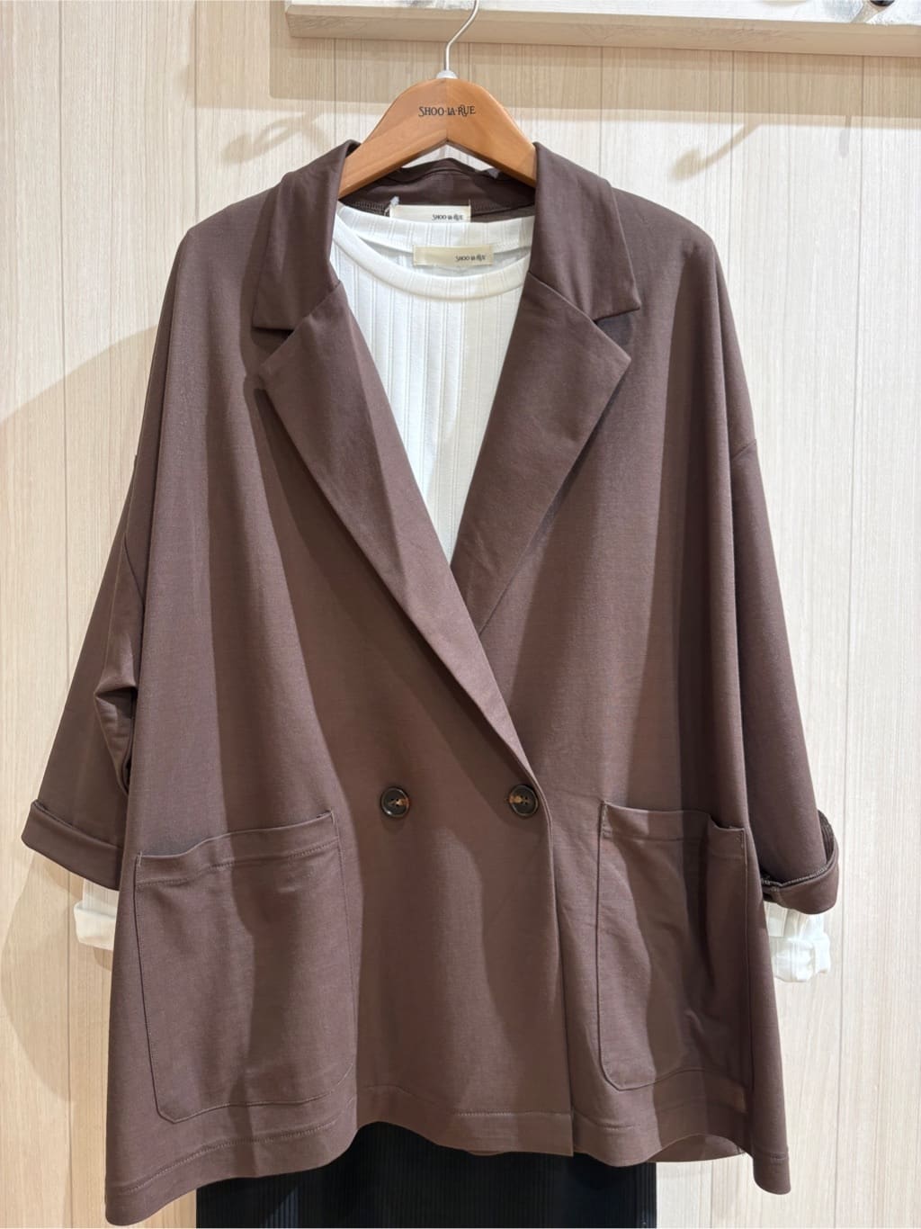 ヒロさんの「SHOO･LA･RUE｜【S-LL/ひんやり】さらっとしたタッチが心地よい ダブルブレストジャケット」を使ったコーディネート