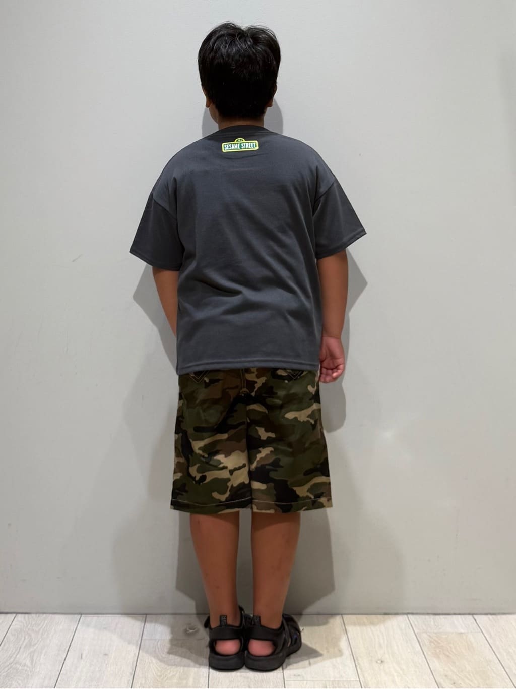 kuboさんの「THE SHOP TK｜【110-160】セサミストリートTシャツ／親子リンク」を使ったコーディネート