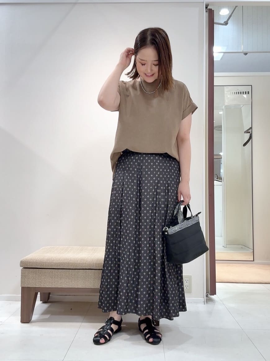 YUIさんの「UNTITLED｜【セットアップ可/はっ水/通勤】リラククール 半袖ブラウス」を使ったコーディネート