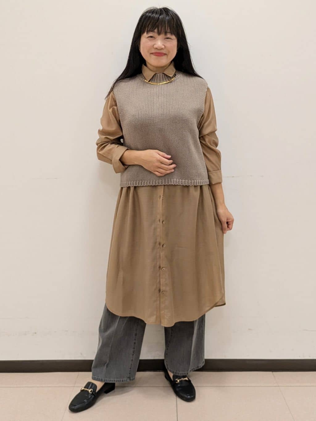 ともさんの「UNTITLED｜【ニットと重ね着に/前開きボタン】シアーロングシャツ」を使ったコーディネート