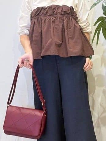 misakiさんの「SHOO･LA･RUE｜【洗濯機可/S-LL】1枚で華やか フリルドッキングトップス」を使ったコーディネート