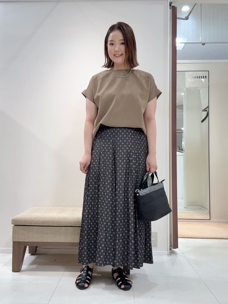 YUIさんの「UNTITLED｜【セットアップ可/はっ水/通勤】リラククール 半袖ブラウス」を使ったコーディネート