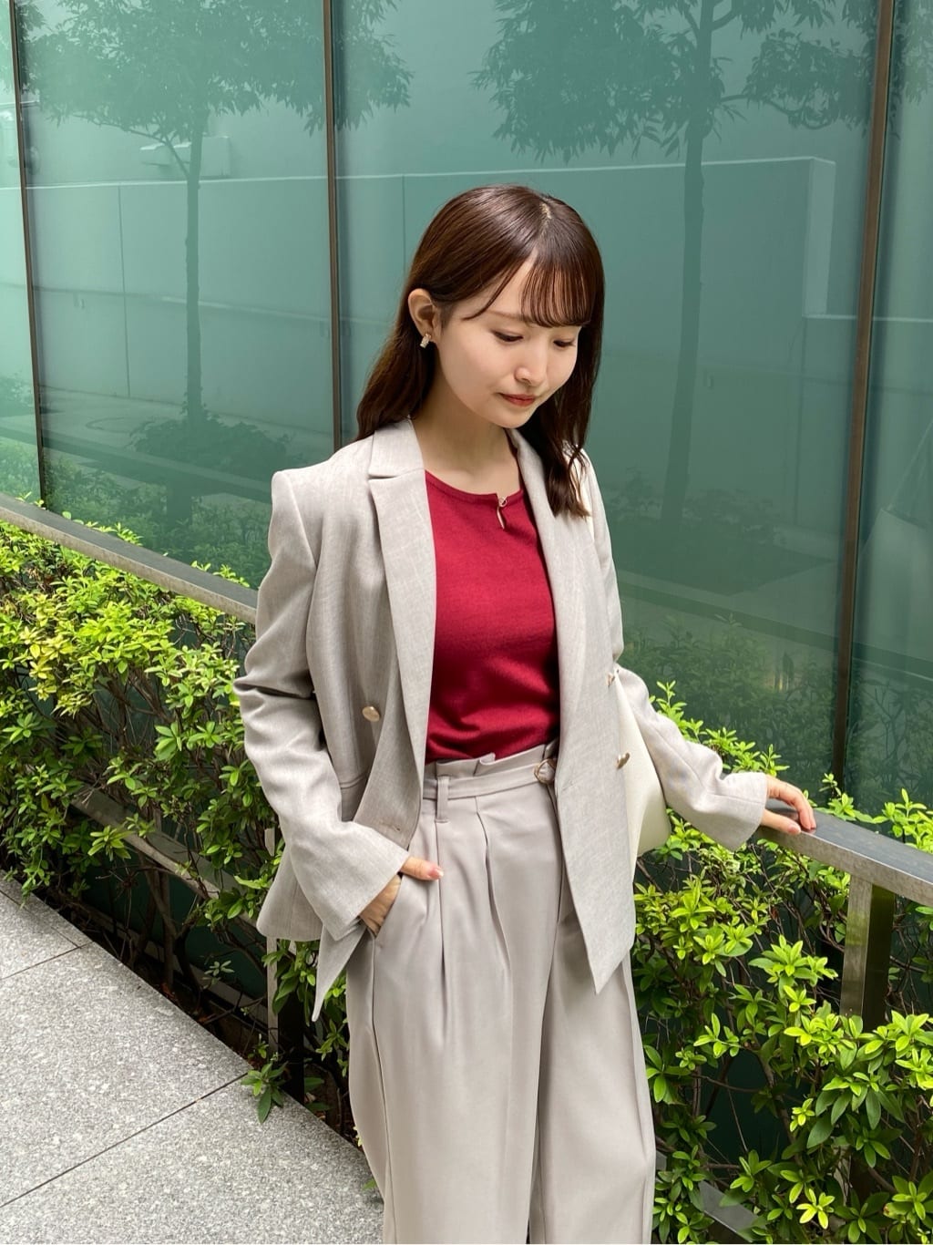 みさかさんの「index｜パール調パーツ付きクルーネックニット【洗濯機OK】《8col／XS～3L》」を使ったコーディネート