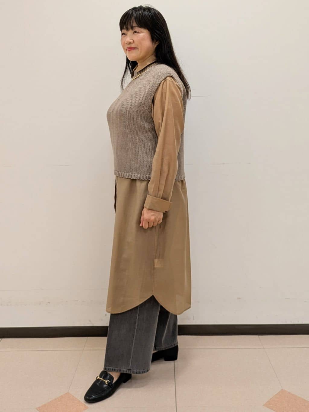 ともさんの「UNTITLED｜【ニットと重ね着に/前開きボタン】シアーロングシャツ」を使ったコーディネート