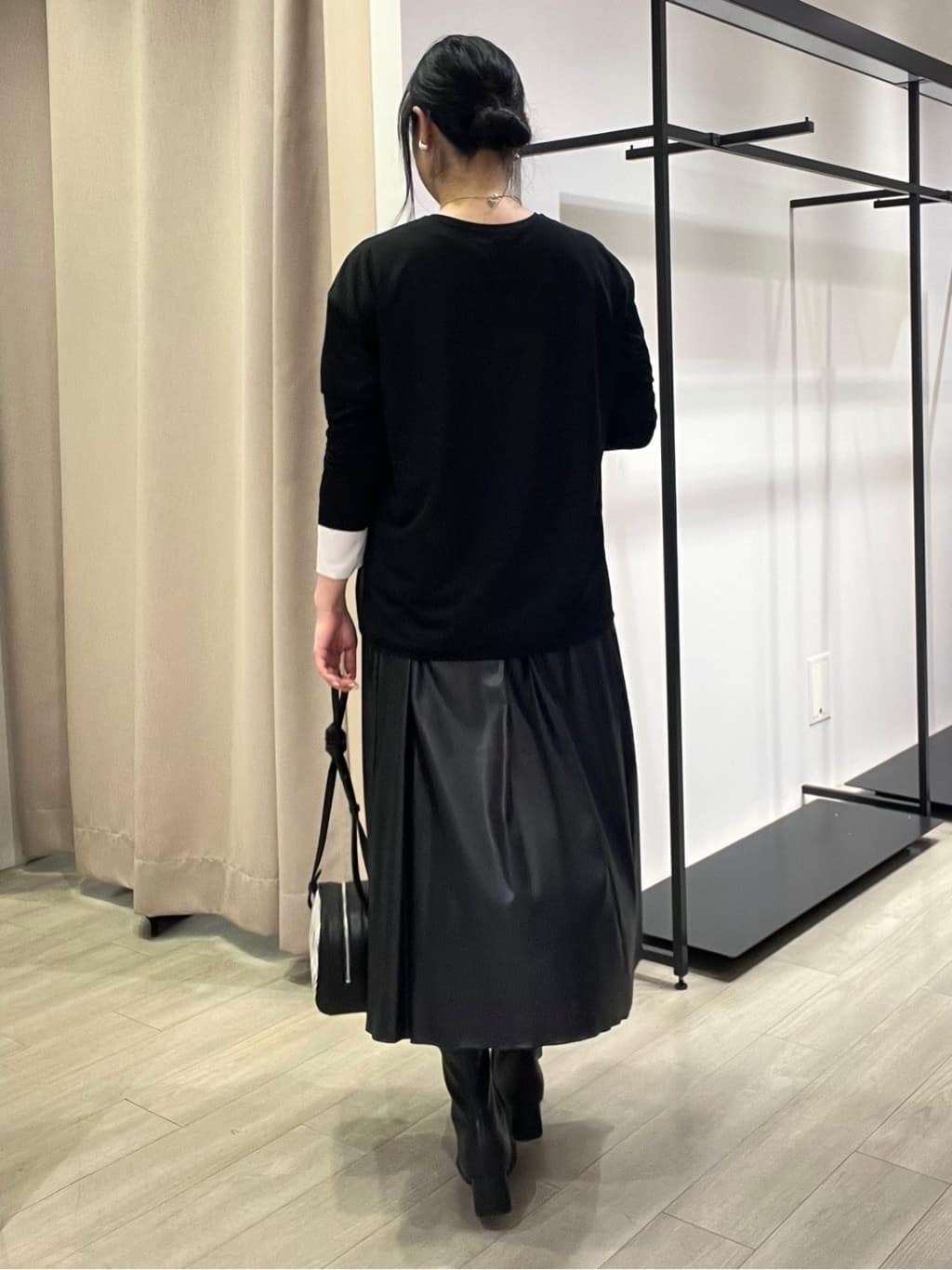 TOMOMIさんの「INDIVI｜ストレッチシアーロングTシャツ」を使ったコーディネート