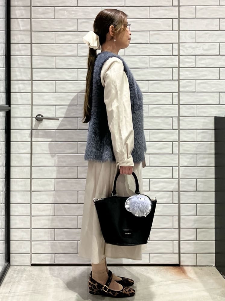 KAOさんの「OPAQUE.CLIP｜《andGIRL掲載》フェザーペプラムジレ【洗濯機OK／抗ピル】」を使ったコーディネート
