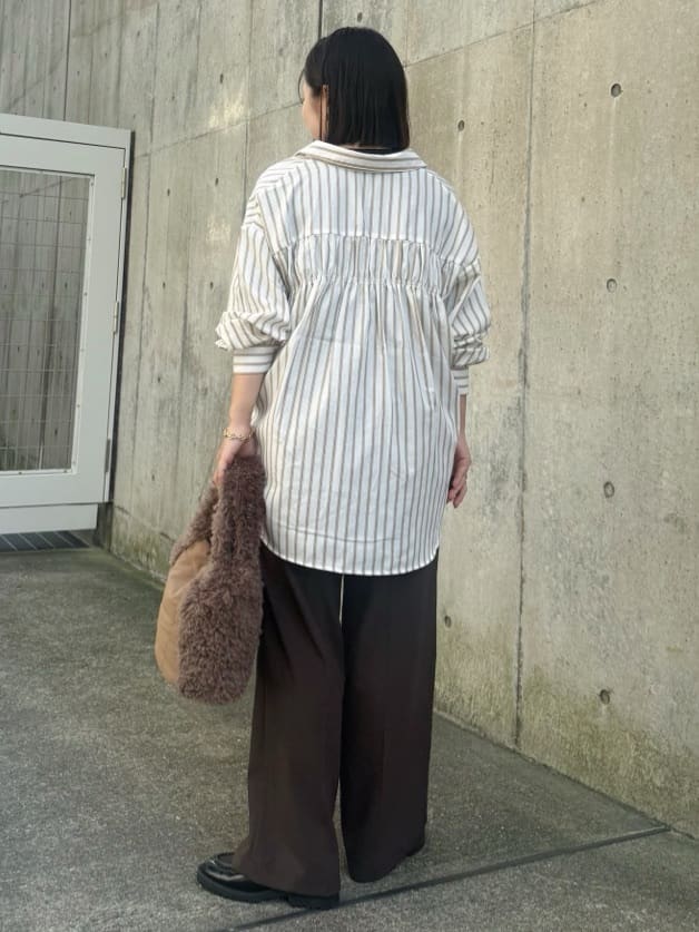 chさんの「THE SHOP TK｜【後ろ姿もサマになる】ストライプ バックシャーリングシャツ/体型カバー/洗える」を使ったコーディネート