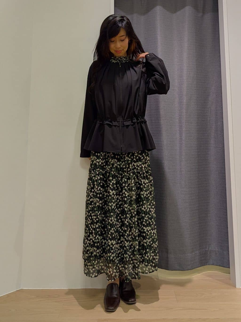 miiさんの「INDIVI｜【秋映え柄/セットアップ可能】フラワーシフォンブラウス」を使ったコーディネート