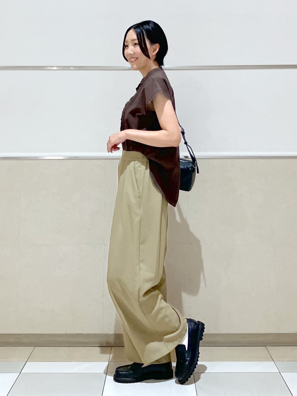 eriko さんの「Dessin｜【洗える】スタンドカラーフリルブラウス」を使ったコーディネート