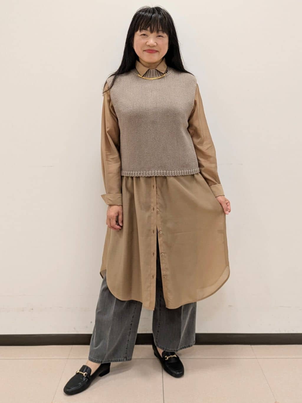 ともさんの「UNTITLED｜【ニットと重ね着に/前開きボタン】シアーロングシャツ」を使ったコーディネート