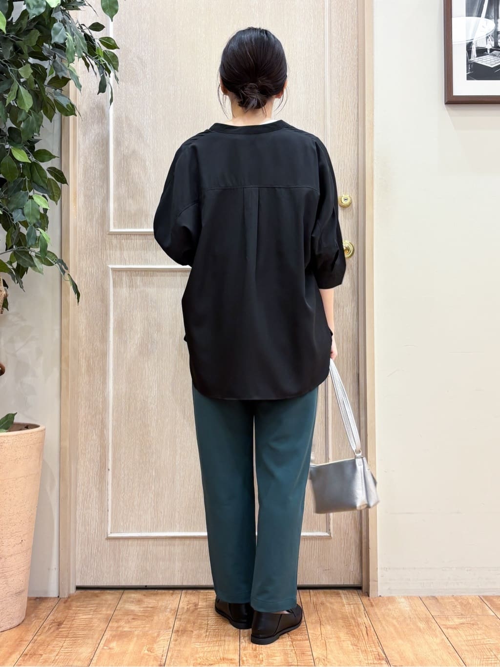 なみさんの「SHOO･LA･RUE｜【S-LL/洗濯後しわになりにくい】コットン風 前あきドルマンブラウス」を使ったコーディネート