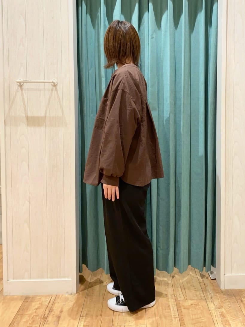 yuuさんの「SHOO･LA･RUE｜【洗濯機可】羽織りにもなる ビックポケットVネックシャツ」を使ったコーディネート